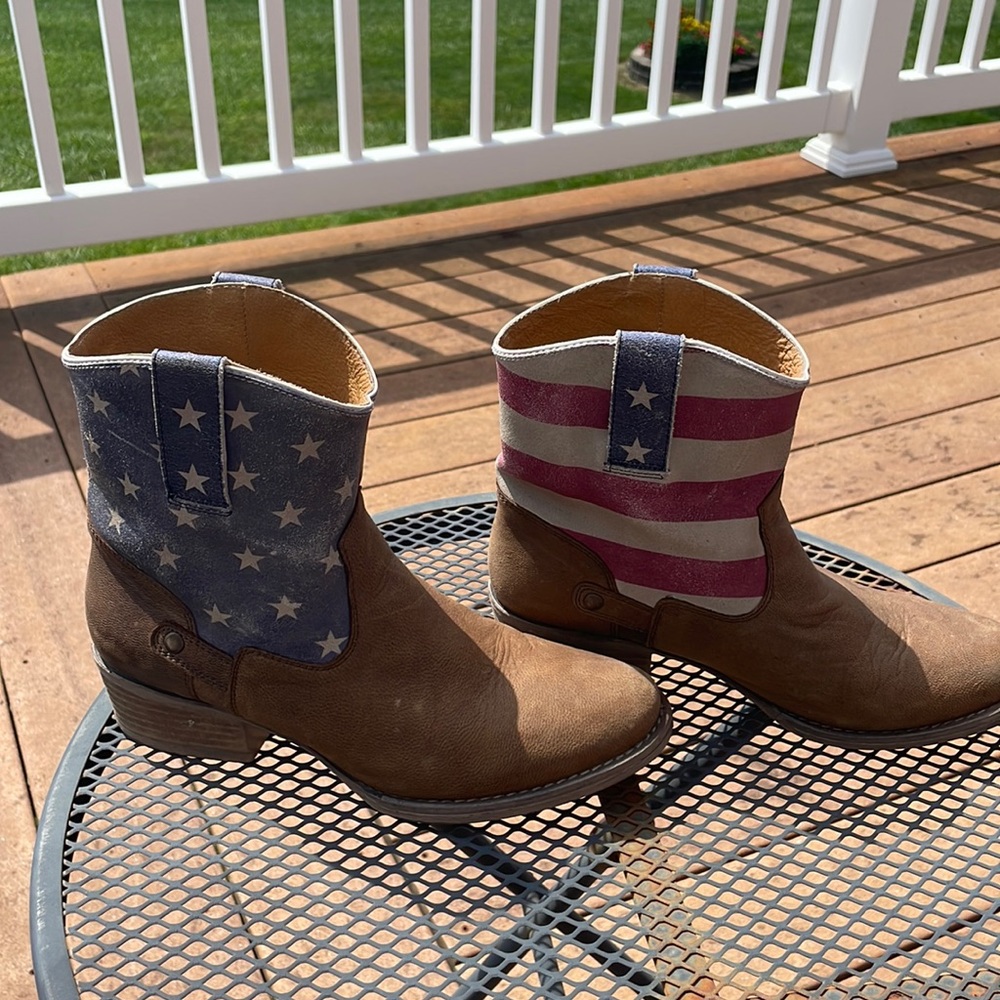 Women’s cowboy boots with American Flag